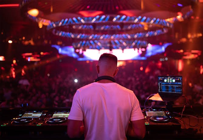DJ for Corporate Events: Creating the Perfect Atmosphere for Business Gatherings